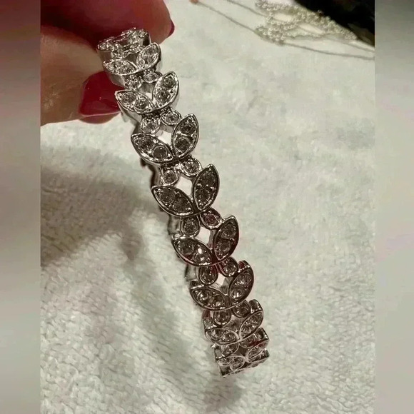 Swarovski Nightingale Pattern Bangle
Bracelet Silver Circum 8.5” - Picture 2 of 8
